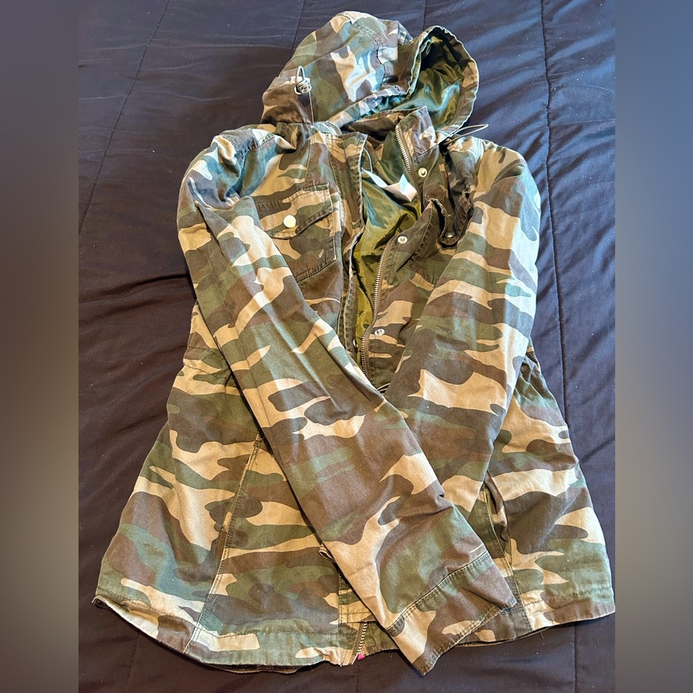 Camo jacket with hood and pull strings